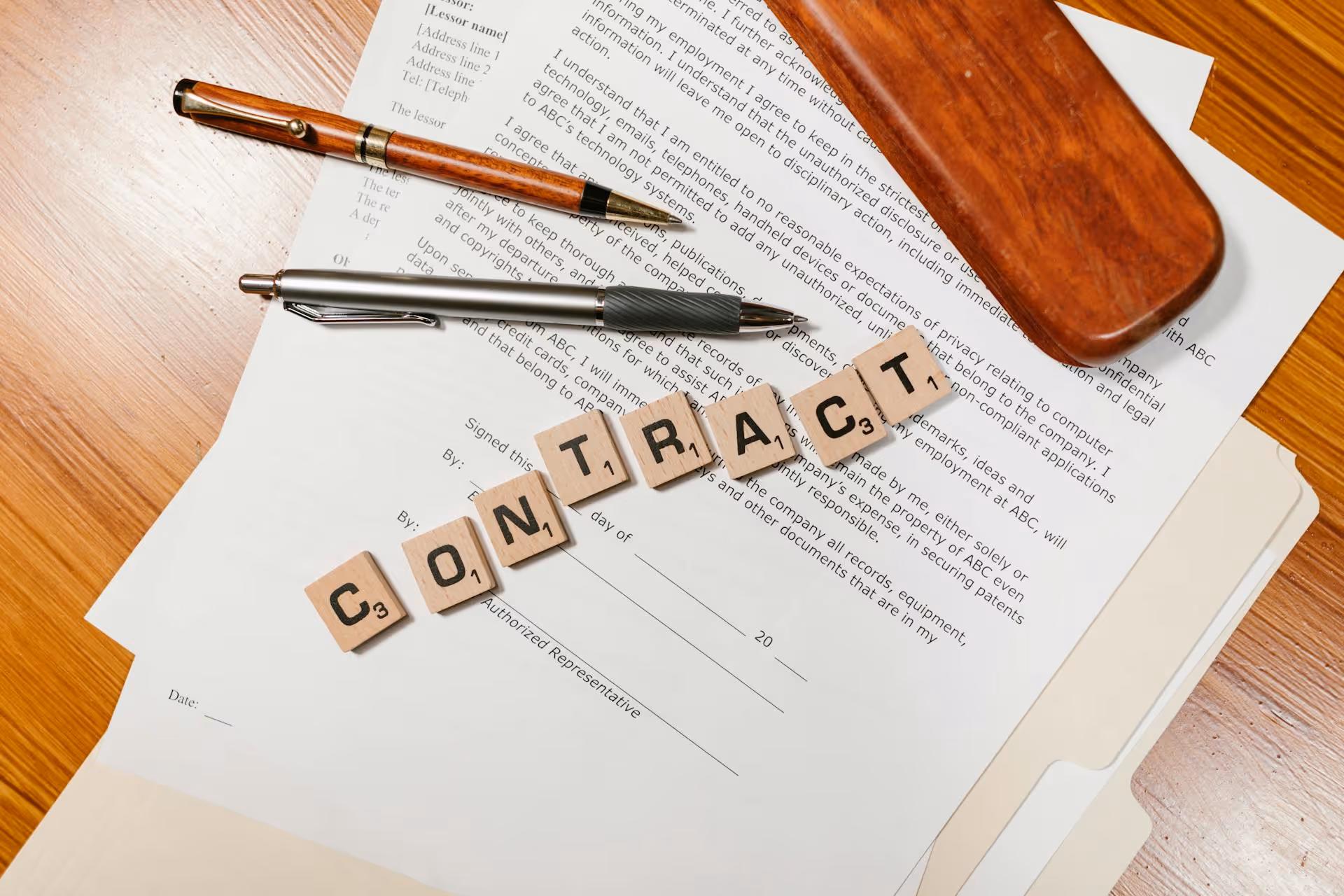 Un documento con fichas encima, donde pone contrato.